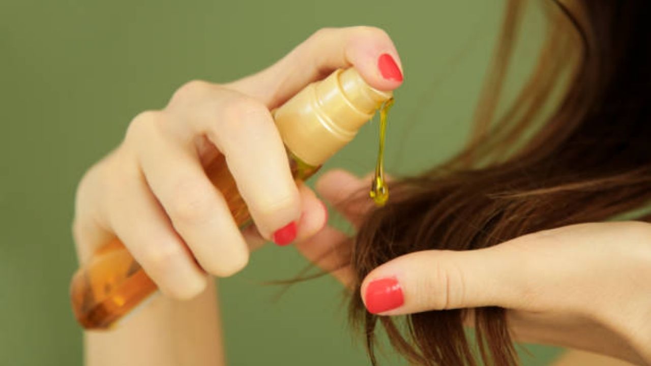 Hair Oil Myths: স্ক্যাল্পে তেল ম্যাসাজ করলে আদতে কি চুলের কোনও উপকার হয়? জেনে নিন আসল সত্যিটা কী