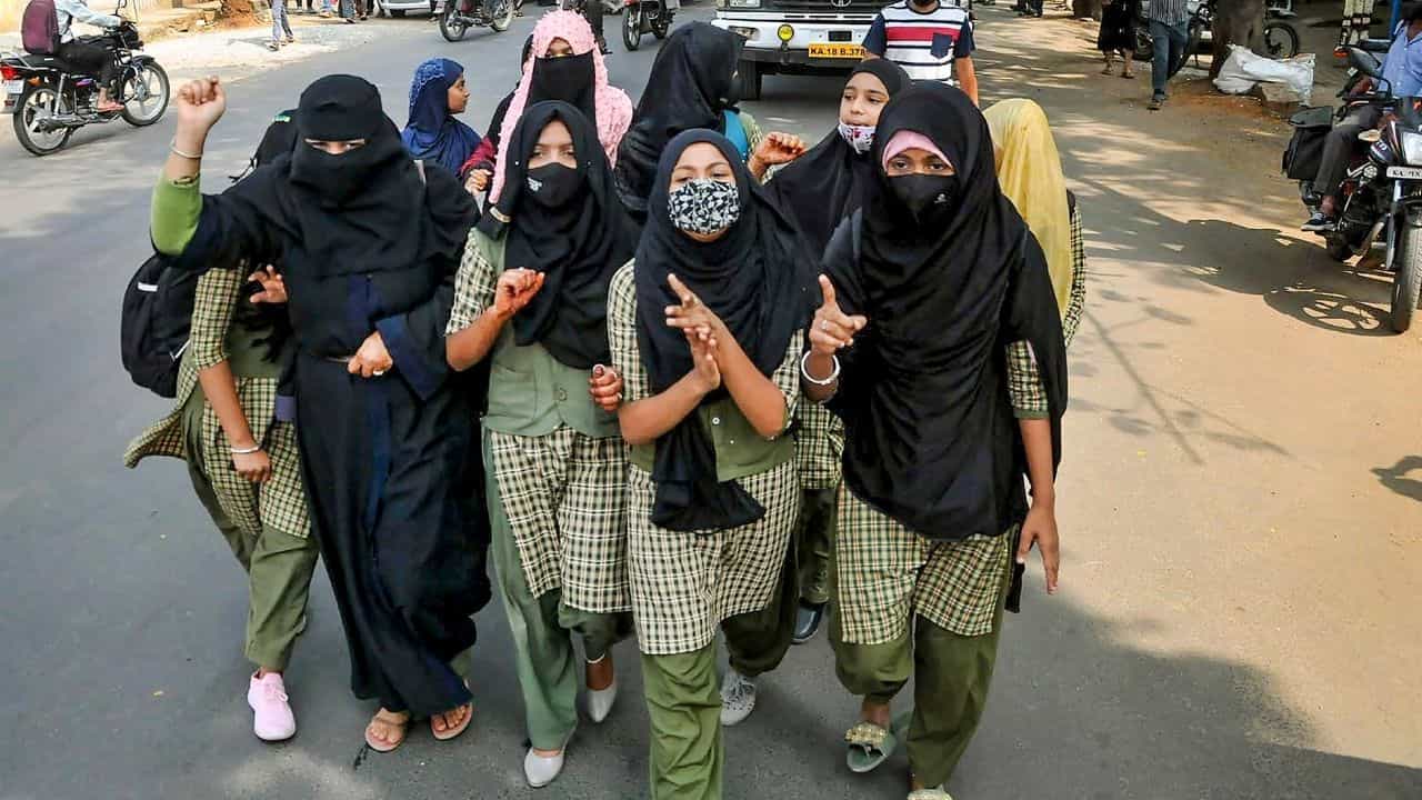 Karnataka Hijab Row: হিজাব বিতর্কে নয়া মোড়, উল্টো পথে হেঁটে ইউনিফর্মের নিয়মই বাতিল করল কলেজ! Karnataka Hijab Row: হিজাব বিতর্কে নয়া মোড়, উল্টো পথে হেঁটে ইউনিফর্মের নিয়মই বাতিল করল কলেজ!