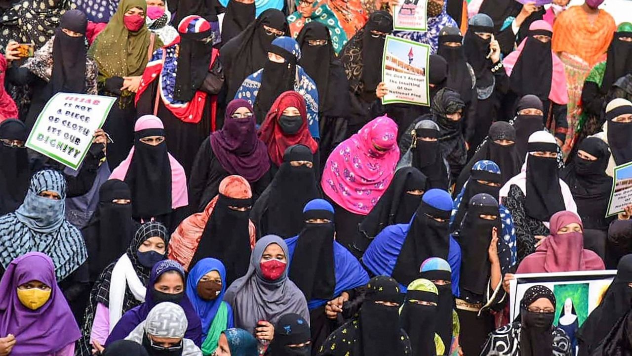 Karnataka Hijab Row: কলেজ খুলতেই ফের বিতর্ক, হিজাব পরায় ফেরানো হল ৩০ পড়ুয়াকে