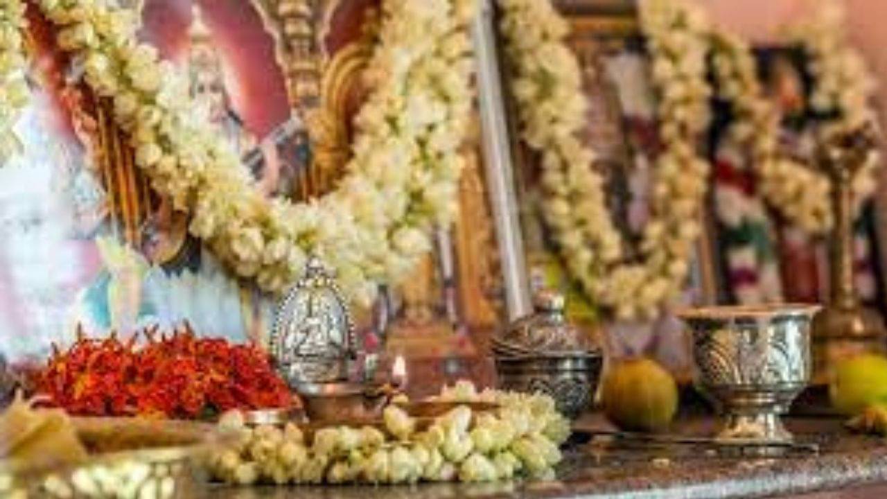 Vastu Tips: বাস্তুশাস্ত্র মতে, বাড়িতে কোন দেবদেবীর মূর্তি বা ছবি রাখবেন না, তা জেনে নিন...