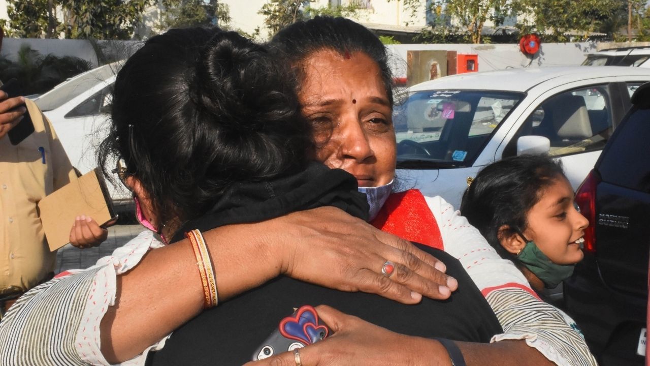 Indian Students Harassed by Ukrainian Guards: 'কখনও চুলের মুঠি ধরে টানছে, কখনও রড দিয়ে মারছে!' সীমান্ত পার করতে গিয়ে চরম হেনস্থার মুখে ভারতীয় পড়ুয়ারা Indian Students Harassed by Ukrainian Guards: 'কখনও চুলের মুঠি ধরে টানছে, কখনও রড দিয়ে মারছে!' সীমান্ত পার করতে গিয়ে চরম হেনস্থার মুখে ভারতীয় পড়ুয়ারা
