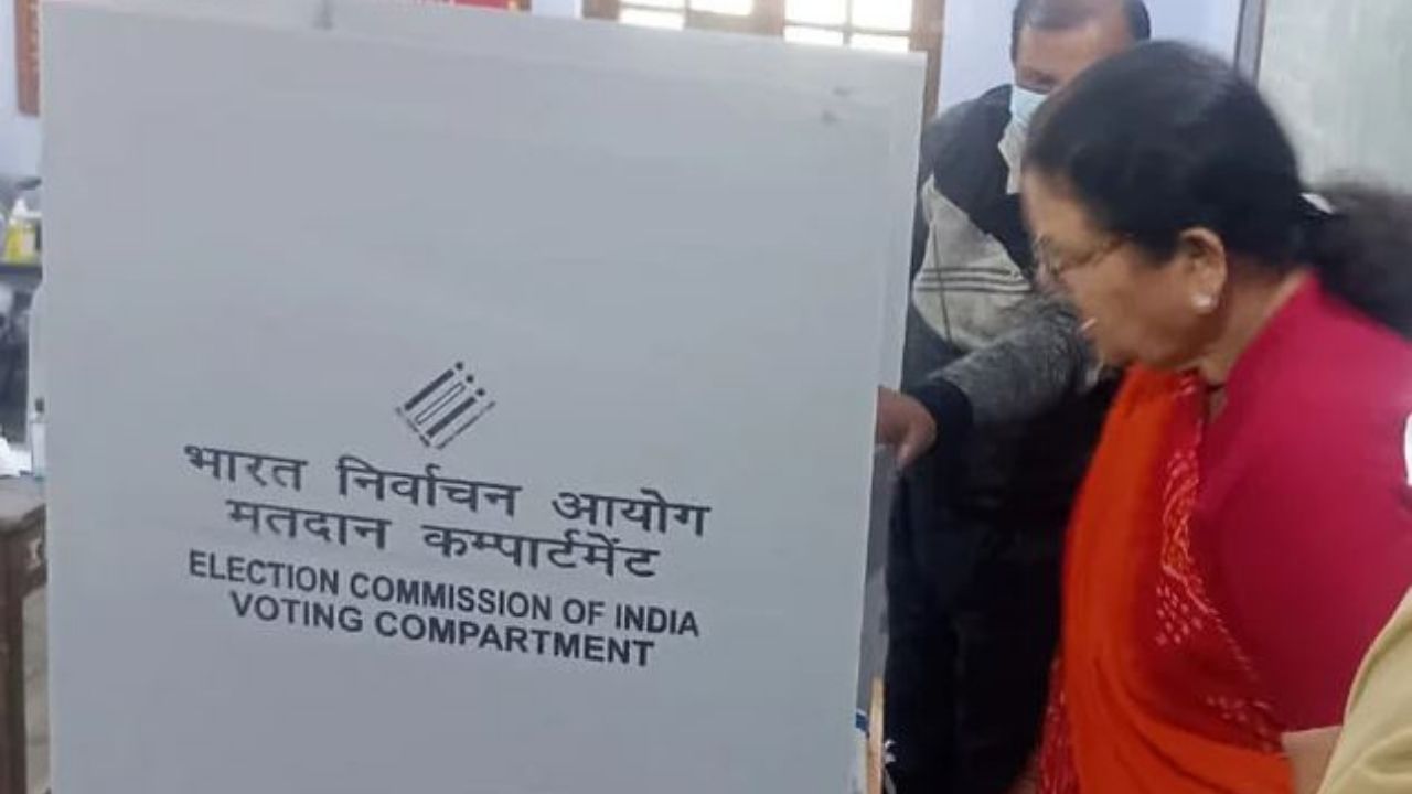 Uttar Pradesh Assembly Election 2022: হোয়াটসঅ্যাপ স্টেটাসে ভোট দেওয়ার ছবি! নির্বাচনী বিধিভঙ্গের অভিযোগ মেয়রের বিরুদ্ধেই