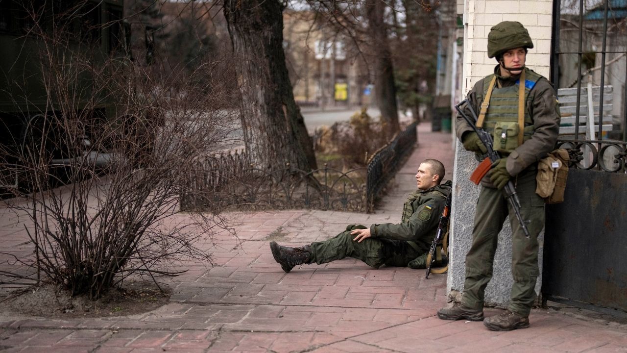 Russia-Ukraine Conflict: শহরের রাস্তায় ঘুরছে রাশিয়ান ট্যাঙ্কার, 'অস্ত্র' হাতে জবাব দিতে প্রস্তুত কিয়েভবাসীও
