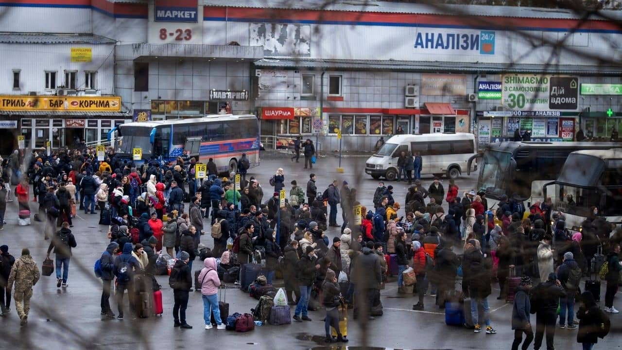 Russia-Ukraine Conflict: গুলি-মিসাইলের শব্দেই রাত কাটল ভারতীয়দের! ভরসা জোগাতে ইউক্রেন সীমান্তে হাজির কেন্দ্রীয় দল