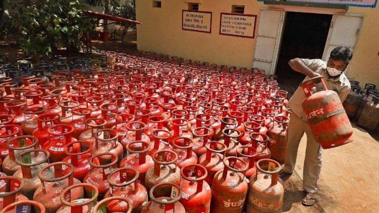 Commercial LPG Cylinder Price Hike: পেট্রোল-ডিজেলের পর এবার এলপিজি সিলিন্ডার, একলাফেই ২৬৮ টাকা বাড়ল গ্যাসের দাম!