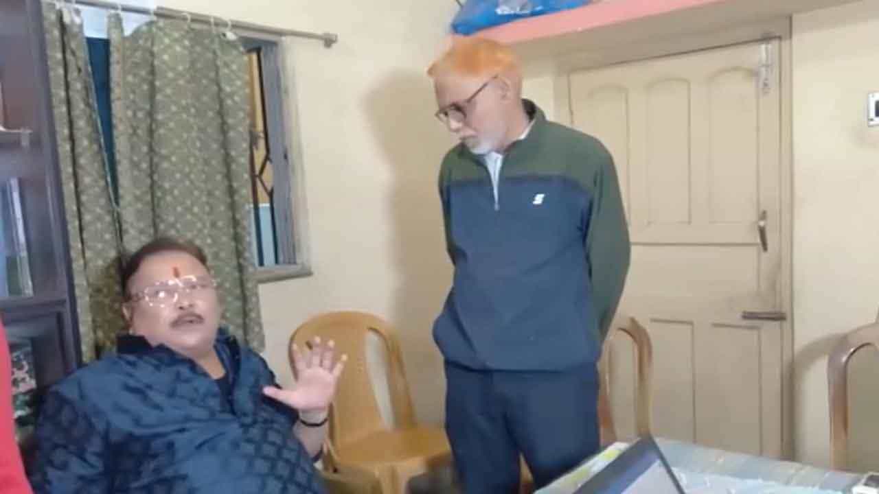 Madan Mitra: বাম প্রার্থীর বাড়িতে ঝটিকা সফর মদনের, চা খেলেন-হাত মেলালেন! কামারহাটিতে অন্য সমীকরণ Madan Mitra: বাম প্রার্থীর বাড়িতে ঝটিকা সফর মদনের, চা খেলেন-হাত মেলালেন! কামারহাটিতে অন্য সমীকরণ
