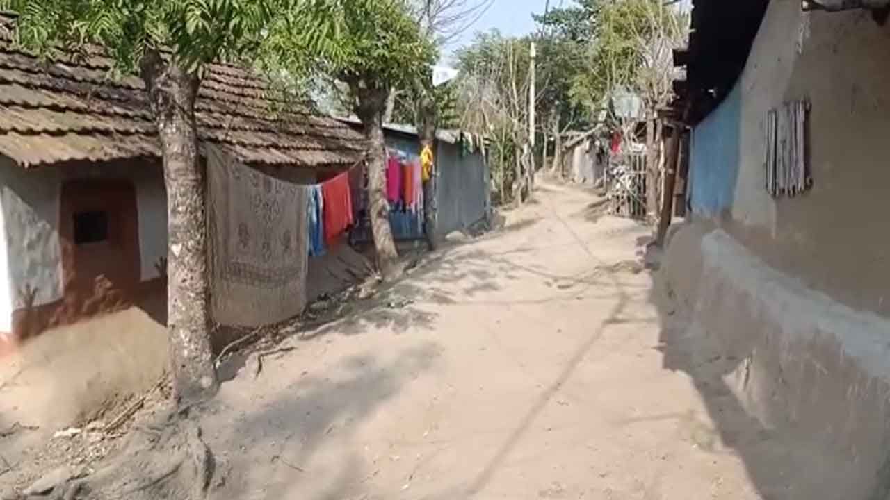 Maldah Municipality Elections 2022: এক ঘরে ৫০ টি পরিবার! পুরসভা এলাকাতে থেকেও ভোট দেওয়ার অধিকারই নেই ওঁদের Maldah Municipality Elections 2022: এক ঘরে ৫০ টি পরিবার! পুরসভা এলাকাতে থেকেও ভোট দেওয়ার অধিকারই নেই ওঁদের
