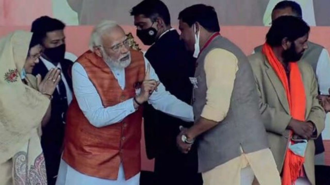 PM Modi’s Lesson to BJP President: মঞ্চে প্রধানমন্ত্রীকে দেখেই ছুটে গেলেন প্রণাম করতে, আশির্বাদের বদলে পেলেন এই শিক্ষা…