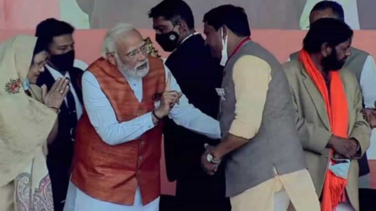 PM Modi's Lesson to BJP President: মঞ্চে প্রধানমন্ত্রীকে দেখেই ছুটে গেলেন প্রণাম করতে, আশির্বাদের বদলে পেলেন এই শিক্ষা... PM Modi's Lesson to BJP President: মঞ্চে প্রধানমন্ত্রীকে দেখেই ছুটে গেলেন প্রণাম করতে, আশির্বাদের বদলে পেলেন এই শিক্ষা...
