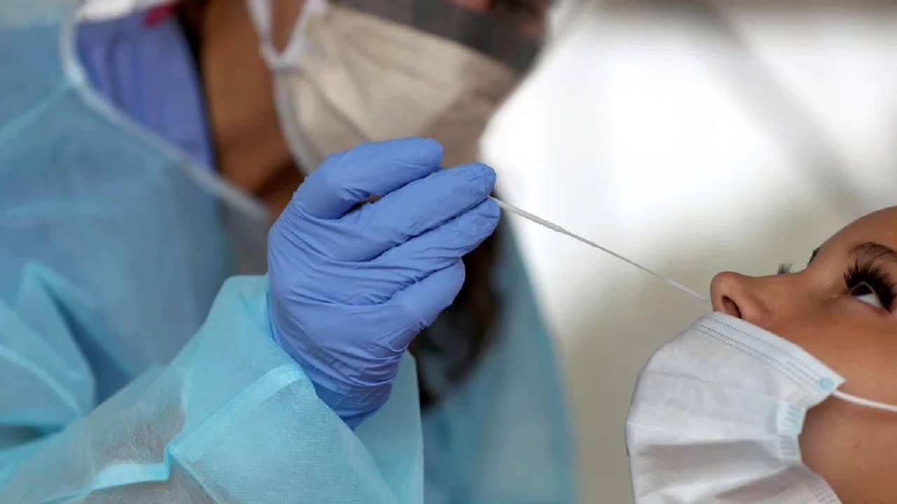 Omicron: কমছে কোভিড পজিটিভিটি রেট, খারাপ সময় শেষ হওয়ার মুখে, তবু কেন সতর্কবাণী চিকিৎসকদের?