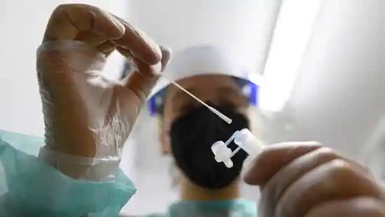 Omicron: ওমিক্রনে আক্রান্ত হলে কি প্রাকৃতিক ভাবেই শরীরে গড়ে উঠবে রোগ প্রতিরোধ ক্ষমতা? পড়ুুন বিশেষজ্ঞ পরামর্শ...