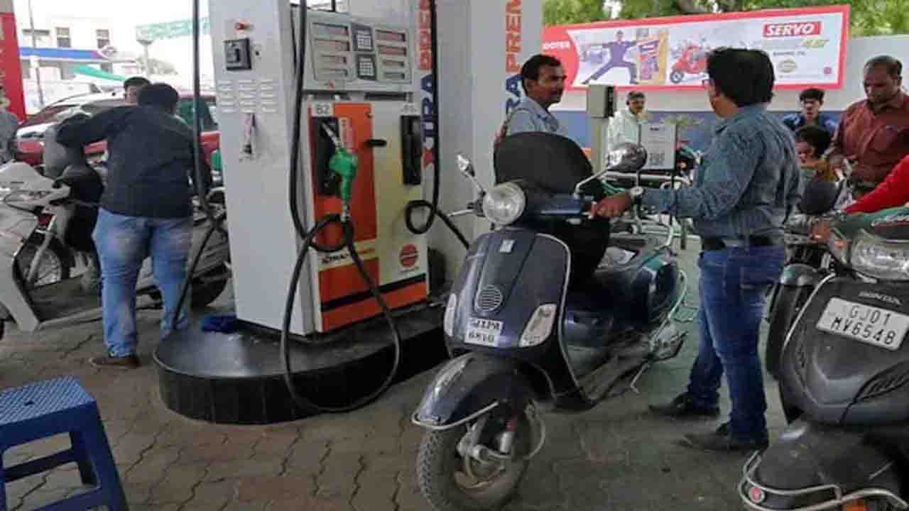 Petrol Diesel Price: অপরিশোধিত তেলের দাম কমছে, জানুন দেশে পেট্রোল ডিজেলের দাম