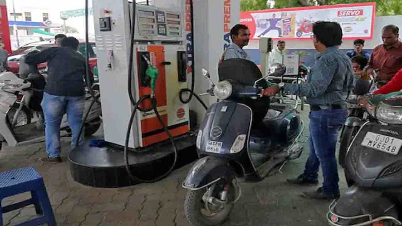 Petrol-Diesel Price Today: ১৩ দিনে ১১ বার দাম বেড়ে সেঞ্চুরি ডিজেলেরও! কলকাতায় কত হল জ্বালানির দাম, জানুন... Petrol-Diesel Price Today: ১৩ দিনে ১১ বার দাম বেড়ে সেঞ্চুরি ডিজেলেরও! কলকাতায় কত হল জ্বালানির দাম, জানুন...