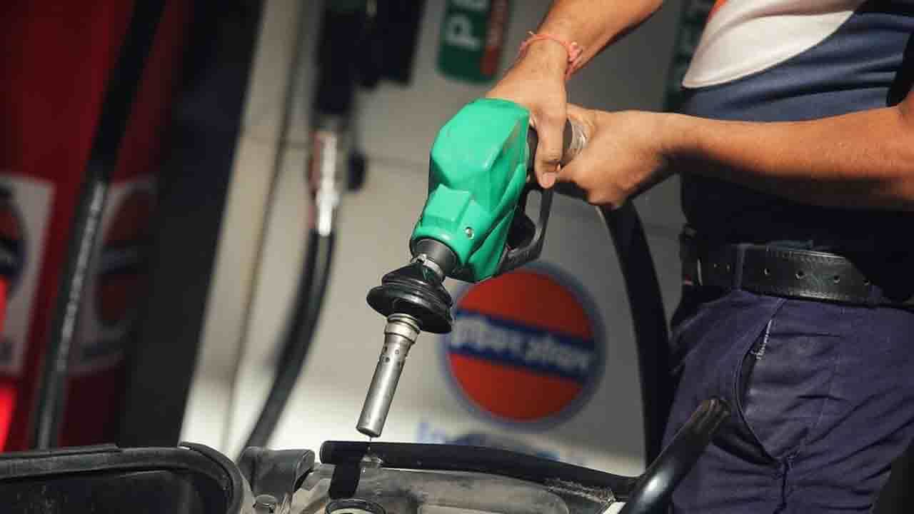 Petrol Prices Today:তিন মাস অপরিবর্তিত জ্বালানি তেল, এই শহরে আজও পেট্রোল সবচেয়ে দামি Petrol Prices Today:তিন মাস অপরিবর্তিত জ্বালানি তেল, এই শহরে আজও পেট্রোল সবচেয়ে দামি