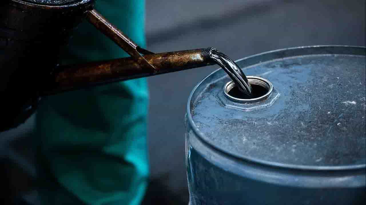 Petrol Prices Today: ১০০ ডলারের দোড়গোড়ায় অপরিশোধিত তেল, সমস্যায় ভারত-পাক Petrol Prices Today: ১০০ ডলারের দোড়গোড়ায় অপরিশোধিত তেল, সমস্যায় ভারত-পাক