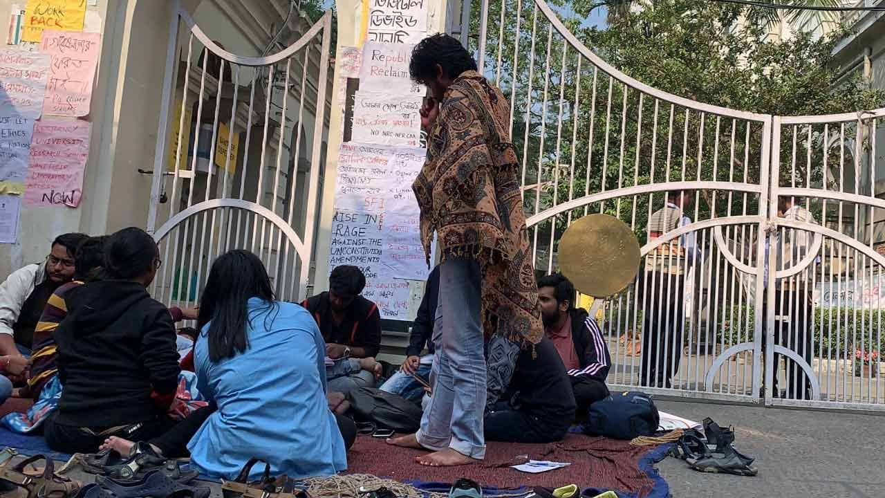 Presidency University: শীত উপেক্ষা করেই রাতভর রাস্তায় শুয়ে বিক্ষোভ! আজও উত্তাল হতে পারে প্রেসিডেন্সি