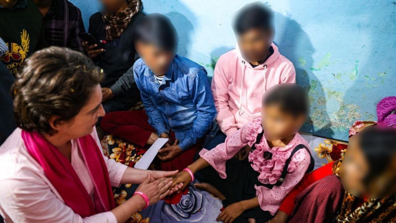 Priyanka Gandhi Met Unnao Victim’s Family: ‘সাহায্য নয়, বিচার চান ওনারা’, ভোটের মাঝেই উন্নাওয়ে নির্যাতিতার বাড়িতে প্রিয়ঙ্কা