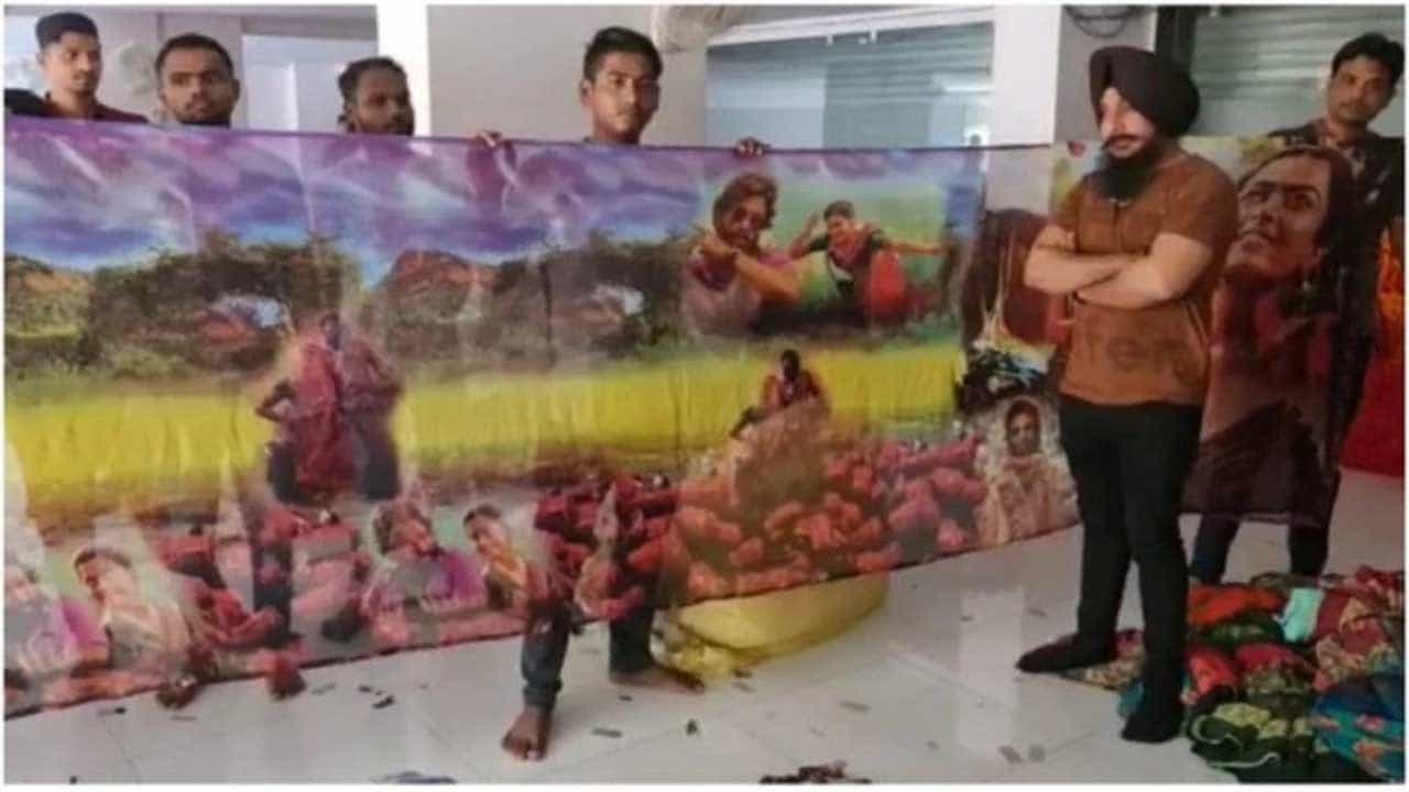 Viral: পুষ্পা-শ্রীবল্লী এবার হাজির শাড়িতেও! সুরাটের দোকানে দেদার বিকোচ্ছে 'পুষ্পা' শাড়ি Viral: পুষ্পা-শ্রীবল্লী এবার হাজির শাড়িতেও! সুরাটের দোকানে দেদার বিকোচ্ছে 'পুষ্পা' শাড়ি