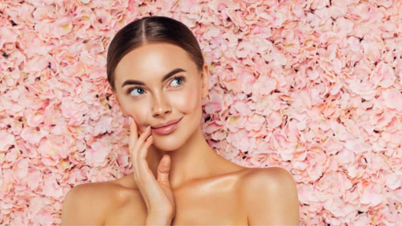 Valentine’s Day 2022: ভ্যালেন্টাইনের নজর কাড়তে চান? রোজ ডেতে রূপচর্চা শুরু করুন গোলাপের পাপড়ি দিয়ে