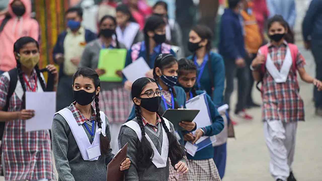 School Reopen: ফেব্রুয়ারির দ্বিতীয় সপ্তাহেই খুলছে স্কুল, 'সংক্রমণ নিয়ন্ত্রণে', আর অনলাইন ক্লাস নয়