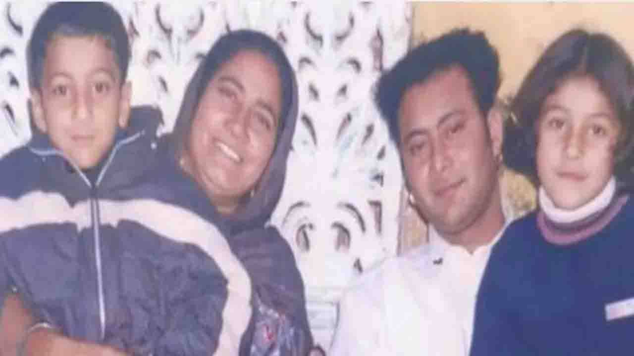 Guess the Actor: বাবার কোলে বসে ক্যামেরার দিকে তাকিয়ে বাচ্চা মেয়েটি কে বলুন তো?