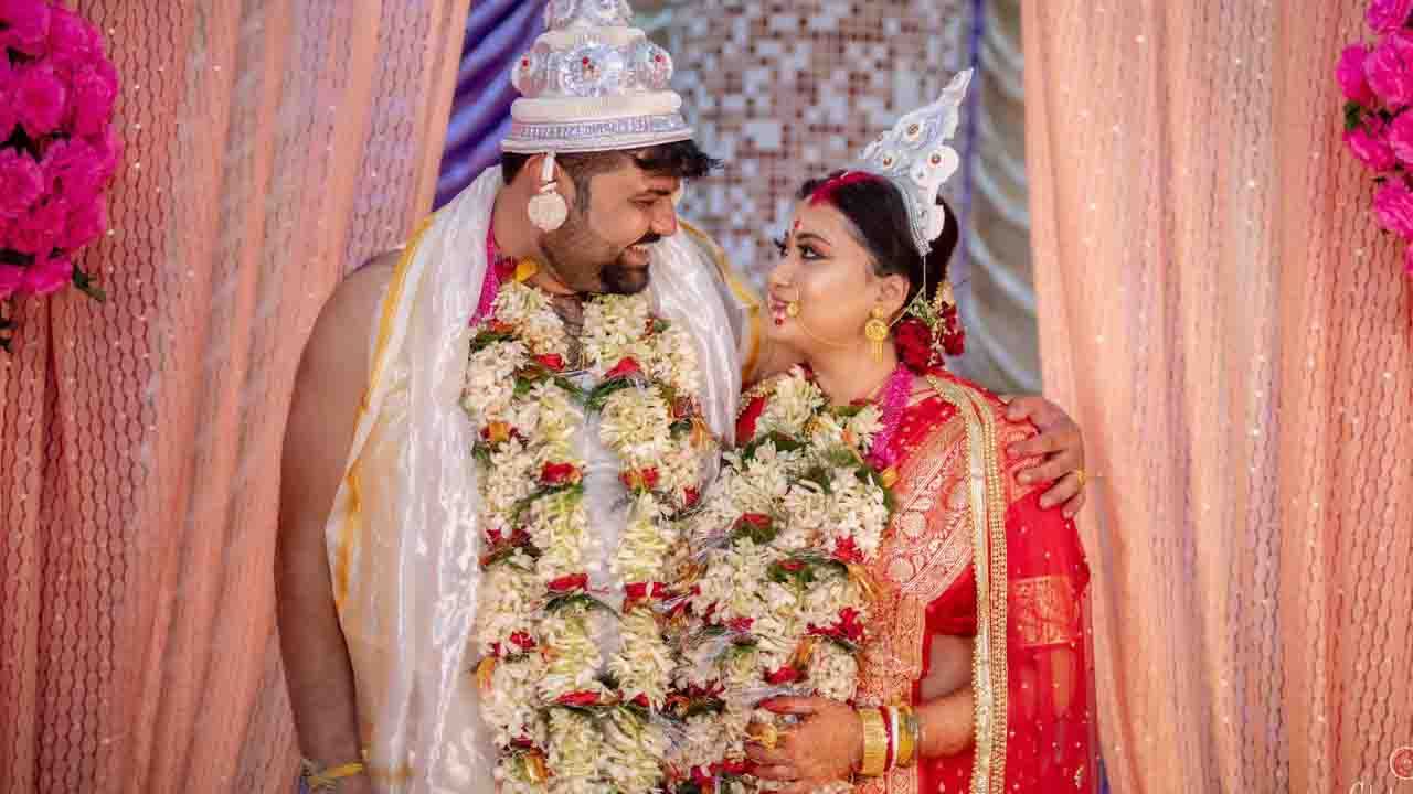 Gopika Goswami marriage: বিয়ে করলেন গায়িকা গোপিকা গোস্বামী, বিয়ের পর কীসে ব্যস্ত থাকবেন তিনি? Gopika Goswami marriage: বিয়ে করলেন গায়িকা গোপিকা গোস্বামী, বিয়ের পর কীসে ব্যস্ত থাকবেন তিনি?
