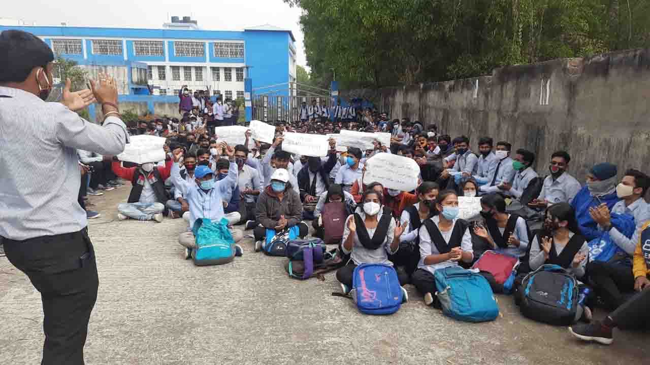 Exam Boycott: অনলাইনে ক্লাস করিয়ে পরীক্ষা নেওয়া যাবে না অফলাইনে, বিক্ষোভ সরকারি পলিটেকনিকে