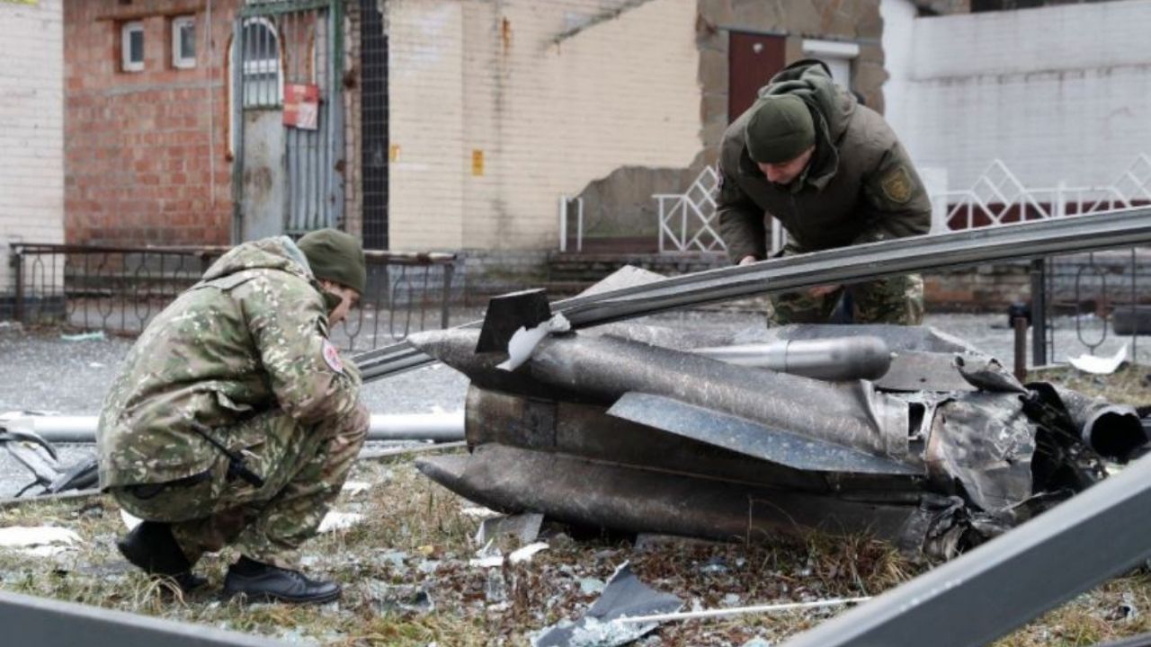 Ground Report on Russia-Ukraine Conflict: আকাশ থেকে খসে পড়ছে মিসাইলের টুকরো, নিরাপদ আশ্রয়ের খোঁজে ছোটাছুটি স্থানীয়দের! আতঙ্ক ইউক্রেন জুড়ে