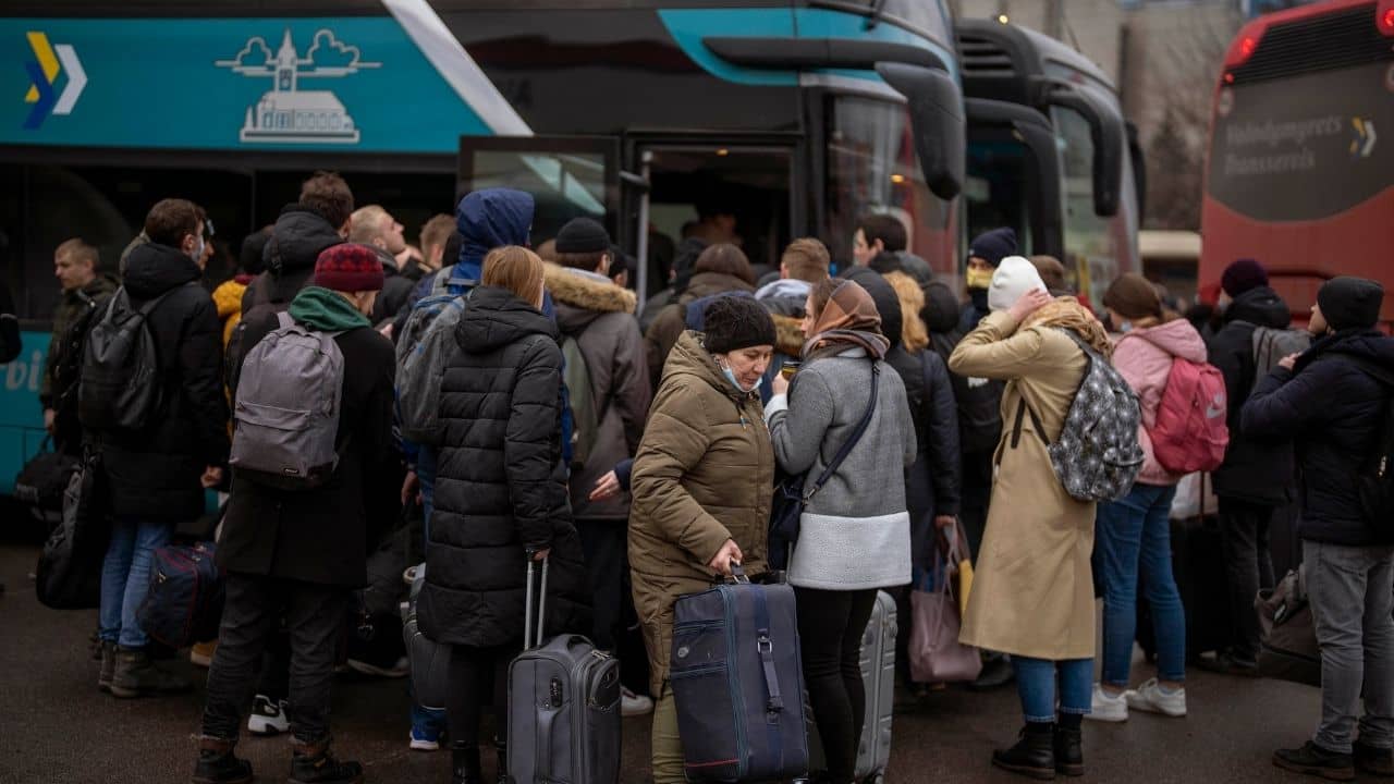 Govts Plan to Evacuate Indians from Ukraine: ইউক্রেনে আটকে ২০ হাজার ভারতীয়! কোন পথে দেশে ফিরবেন, জানাল কেন্দ্র