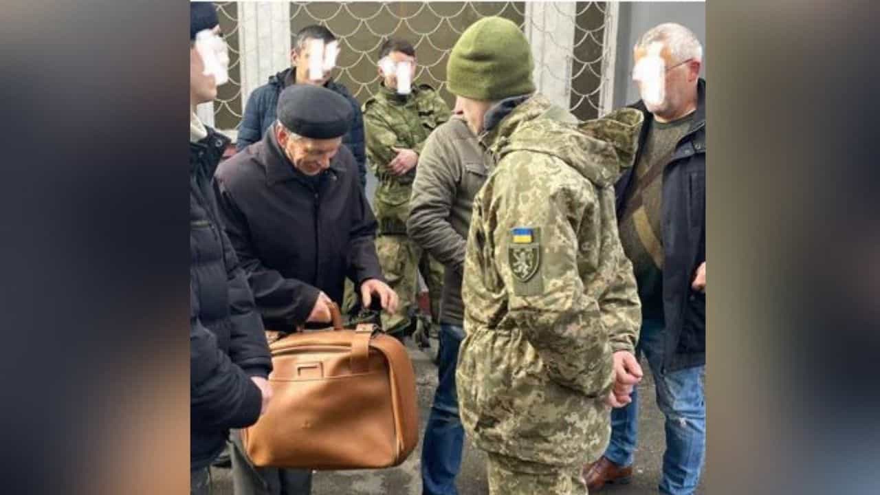 Russia-Ukraine Conflict: গোলা-বারুদ মুক্ত আকাশ দেখুক নাতিরা, তাই কাঁপা হাতেই অস্ত্র তুলে নিতে রাজি অশীতিপর বৃদ্ধ! Russia-Ukraine Conflict: গোলা-বারুদ মুক্ত আকাশ দেখুক নাতিরা, তাই কাঁপা হাতেই অস্ত্র তুলে নিতে রাজি অশীতিপর বৃদ্ধ!
