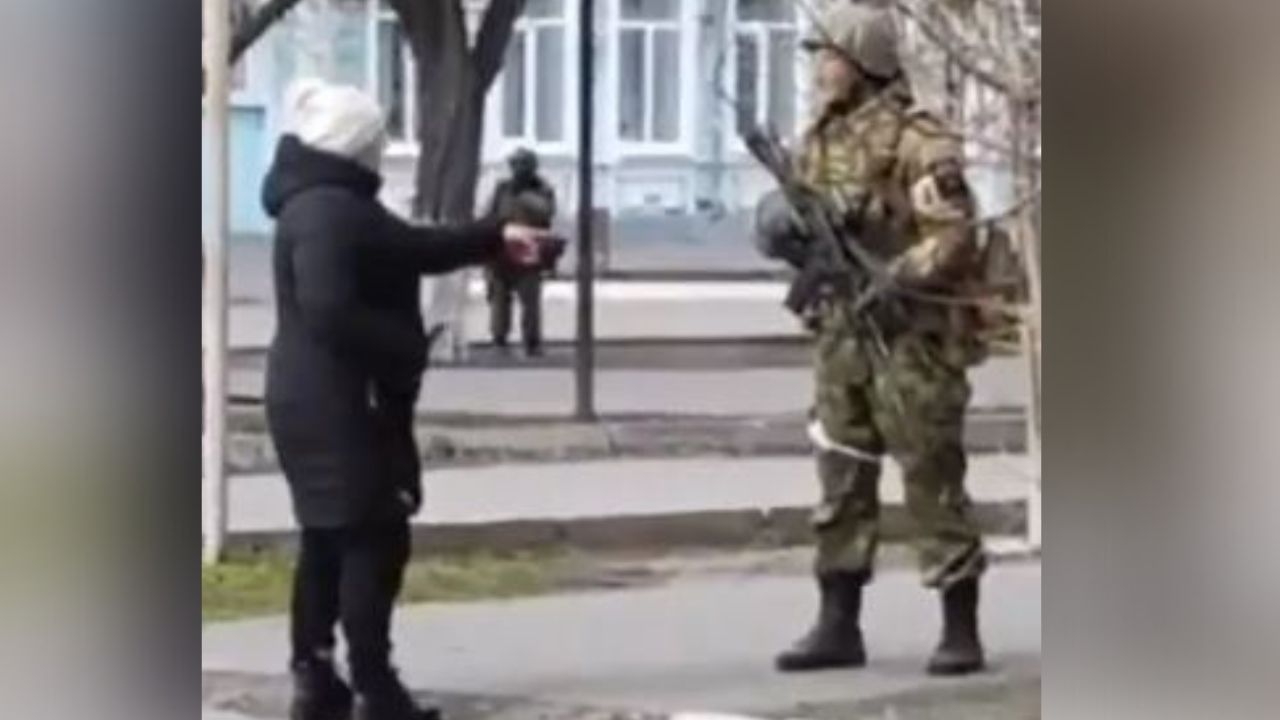 Viral Video of Ukraine Woman's Bravery: রুশ সেনাকে দেখেই দাঁড়িয়ে পড়লেন মাঝপথে, চোখ পাকিয়ে বৃদ্ধার প্রশ্ন 'এই তোমাদের এখানে কী কাজ?'