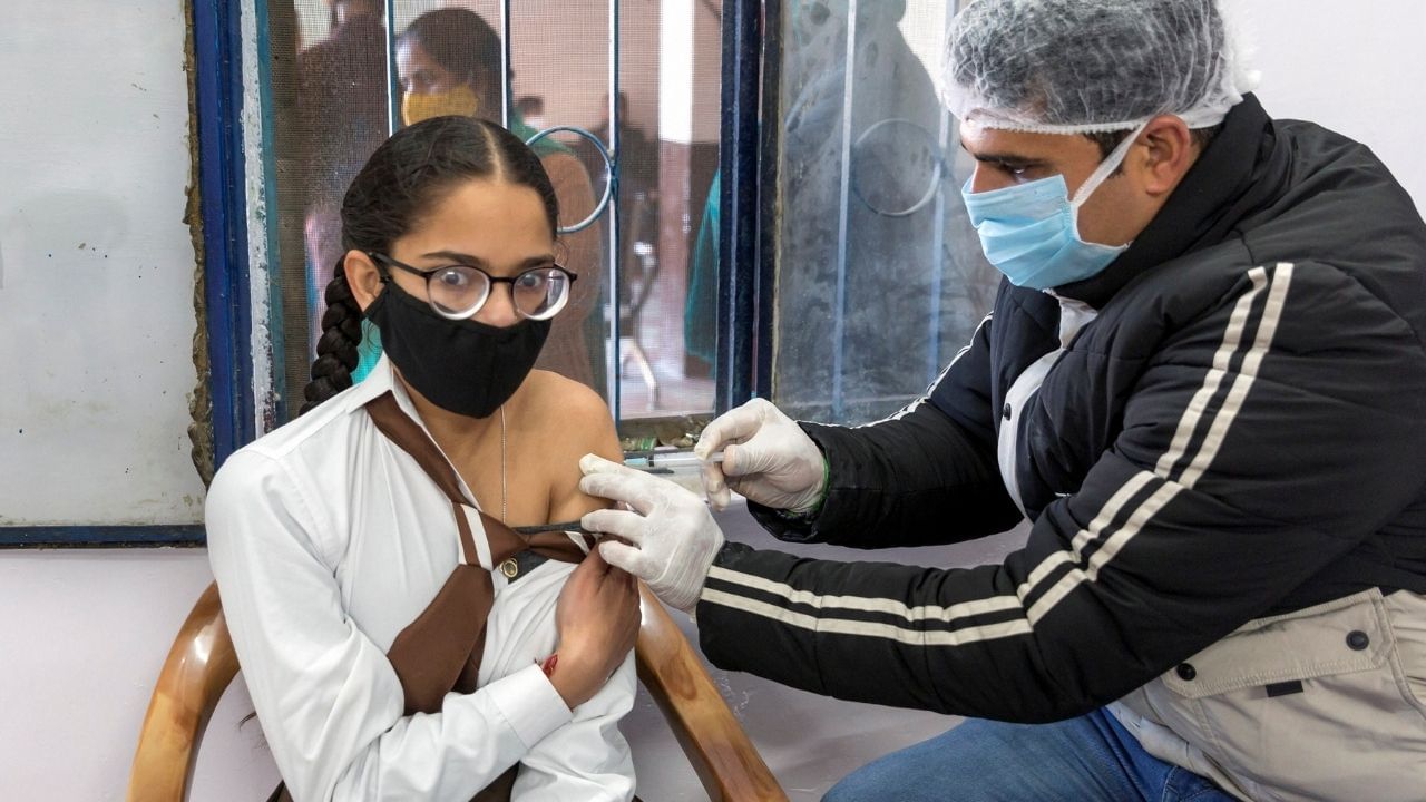 COVID Vaccination for Children: করোনা থেকে সুরক্ষিত নয় শিশুরাও! ৫ থেকে ১৫ বছর বয়সীরা কবে টিকা পাবে, জানালেন স্বাস্থ্যমন্ত্রী
