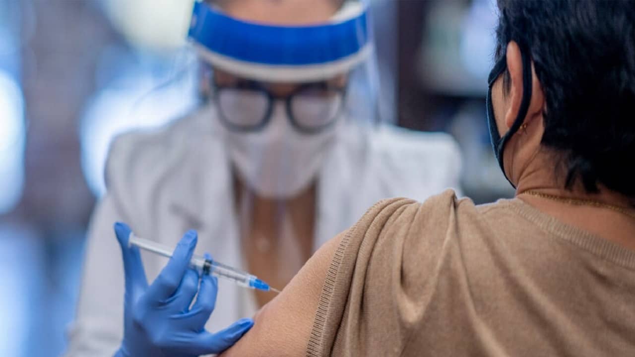 Omicron: টিকাপ্রাপ্তদের ওমিক্রনের সংক্রমণ অনেকটাই কম কেন? যা বলছে ব্রাজিলের গবেষণা...