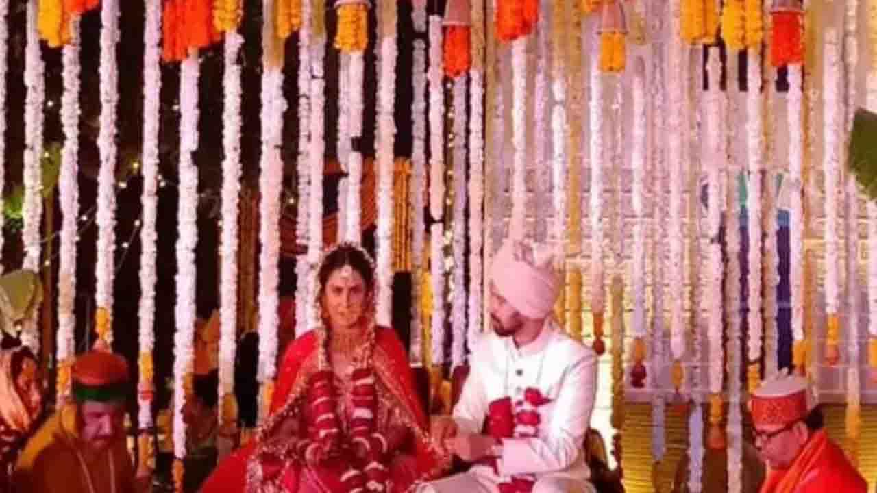 Vikrant-Sheetal Marriage: চাঁদ, তারা ও পবিত্র অগ্নিকে সাক্ষী রেখে বিয়ে করলেন বিক্রান্ত-শীতল! Vikrant-Sheetal Marriage: চাঁদ, তারা ও পবিত্র অগ্নিকে সাক্ষী রেখে বিয়ে করলেন বিক্রান্ত-শীতল!