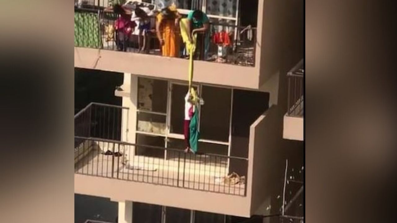 Viral Video of Child hanging from 10th floor balcony: চাদর ধরে মা দাঁড়িয়ে, ১০ তলার বারান্দা থেকে ঝুলছে ছেলে! মায়ের কাণ্ডে হতবাক গোটা নেটপাড়া