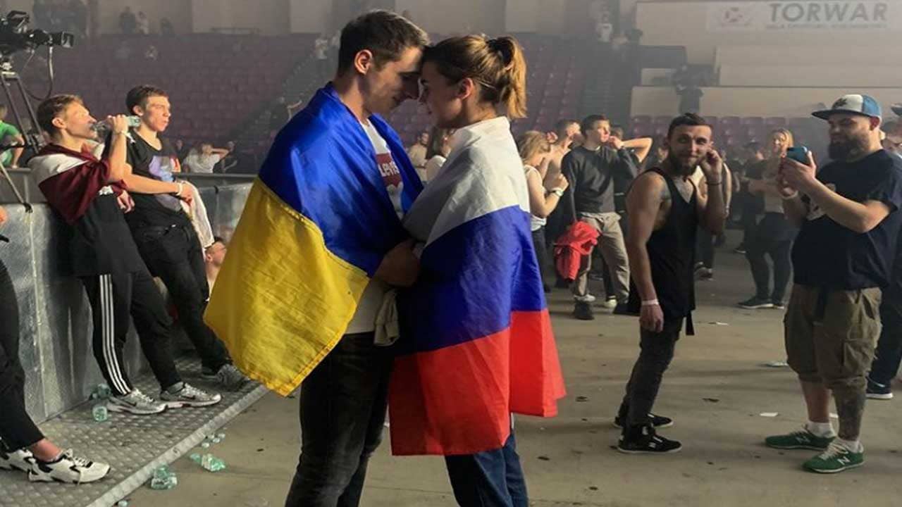 Viral: তরুণীর গায়ে রাশিয়ার পতাকা, ইউক্রেনের পতাকা জড়িয়েছেন তরুণ, যুগলের আলিঙ্গনের ছবি ভাইরাল নেট দুনিয়ায়