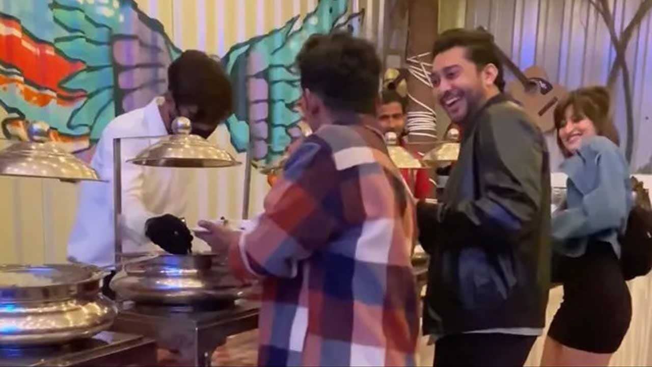 Viral Video: শ্রীবল্লি গানে buffet কাউন্টারের সামনে নাচ তিন কোরিওগ্রাফারের! দেখুন ভাইরাল ভিডিয়ো