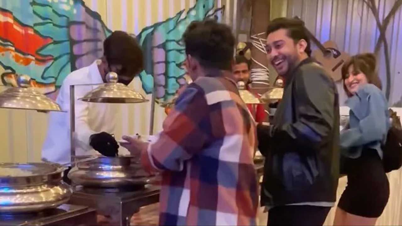 Viral Video: 'শ্রীবল্লি' গানে buffet কাউন্টারের সামনে নাচ তিন কোরিওগ্রাফারের! দেখুন ভাইরাল ভিডিয়ো