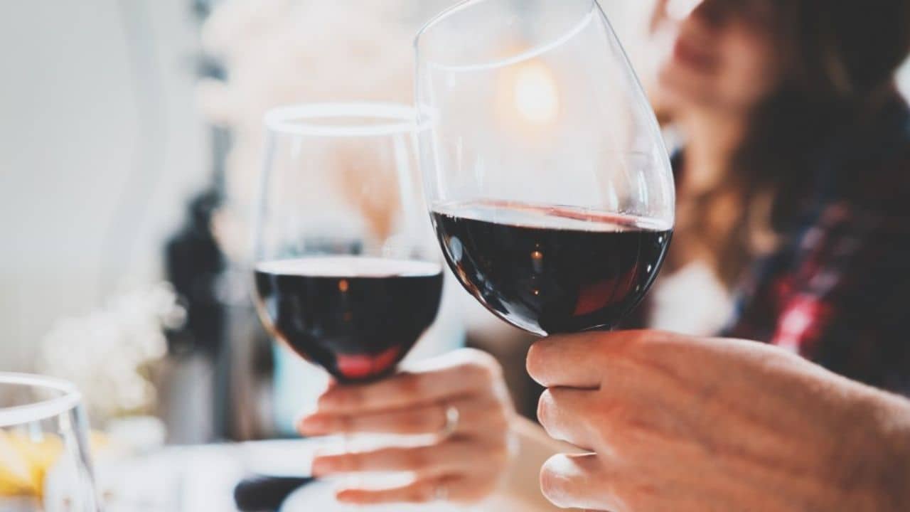 Alcohol and Diabetes: প্রতিদিন ২ গ্লাস ওয়াইন না খেলে চলে না! ডায়াবেটিসে আক্রান্তদের সতর্কবার্তা বিজ্ঞানীদের