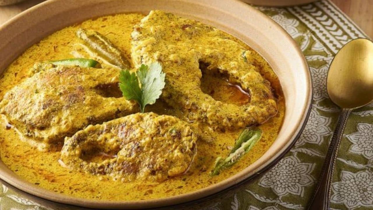 Fish Recipe: ভাপা ইলিশ তো অনেক খেলেন, এবার ট্রাই করুন মাগুর মাছের সরষে ভাপা!