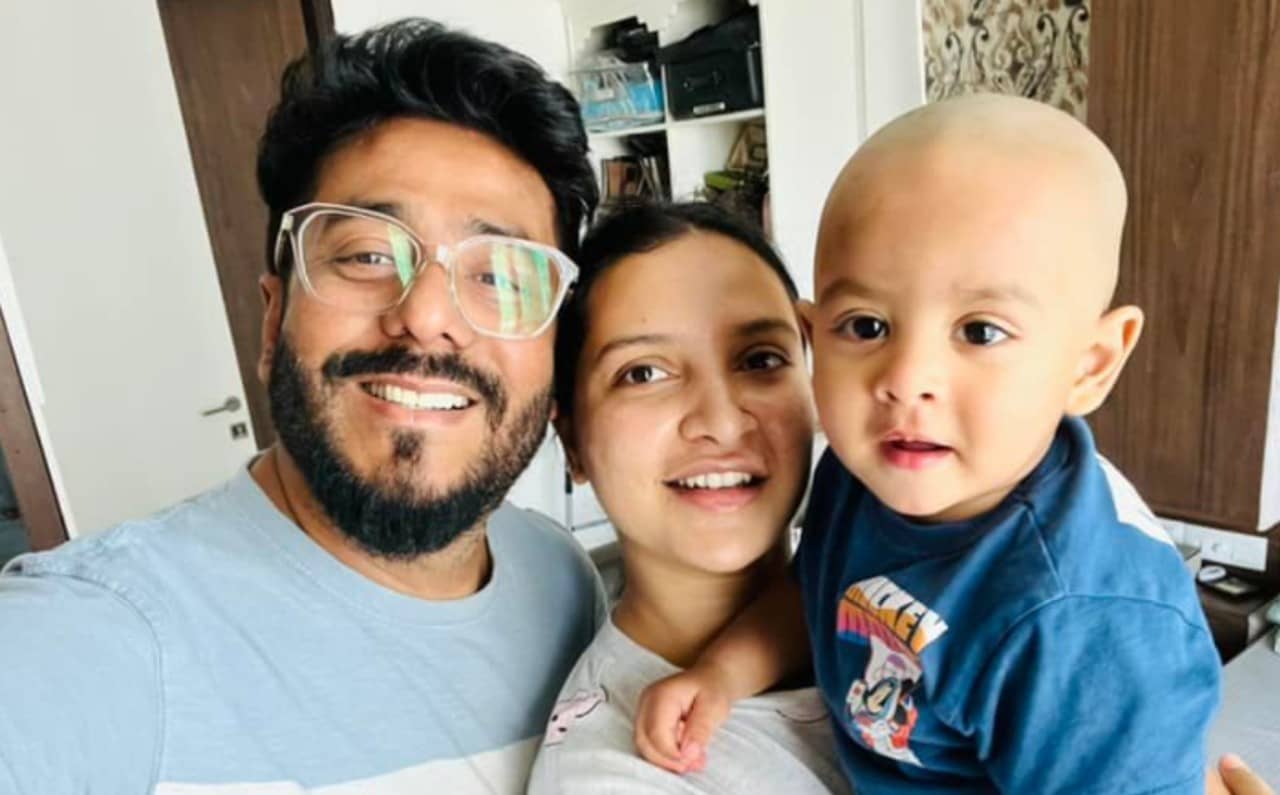 Viral Photo: শুভশ্রীর কোলের শিশুটিকে চিনতে পারছেন! নেটদুনিয়ার প্রিয় খুদে স্টারকে দেখে অবাক ভক্তমহল