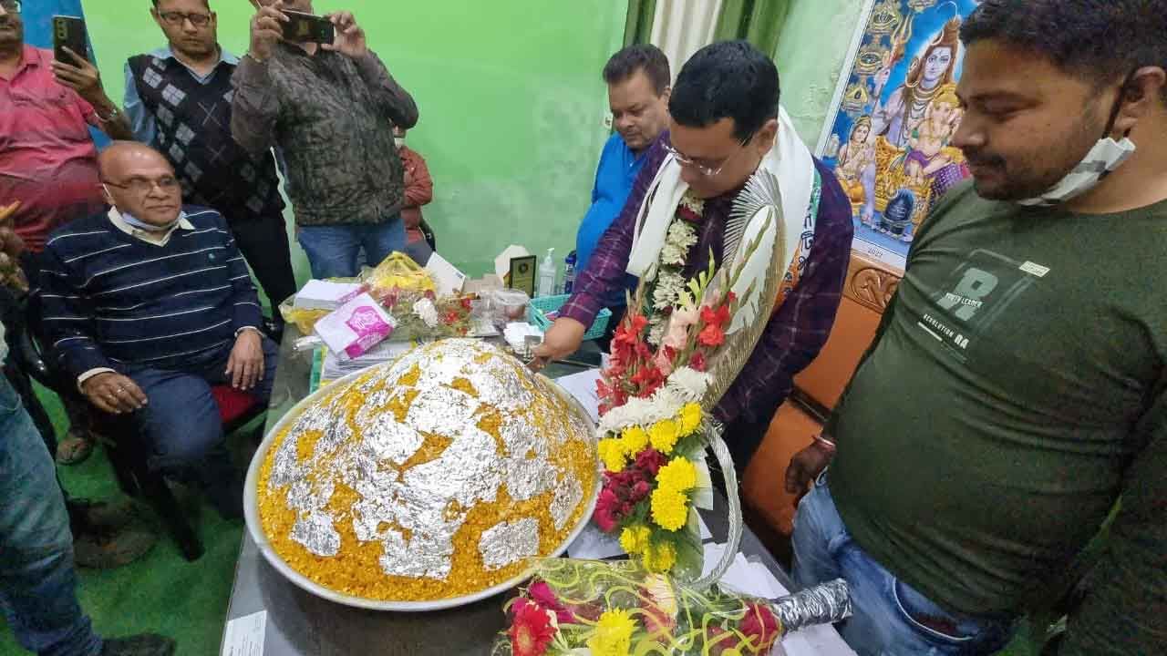 ৬৫ কিলোর লাড্ডু এনে প্রিয় নেতাকে সারপ্রাইজ। এরপর সেই লাড্ডু কেটে উইনিং সেলিব্রেশন! পুরনির্বাচনের পর অভিনব সেলিব্রেশনে জমজমাট জলপাইগুড়ি পৌরসভার ৫ নং ওয়ার্ড। 