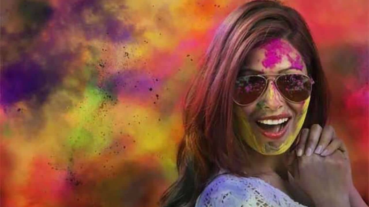 Holi Makeup: দোল উৎসবের দিন নিজেকে আরও আকর্ষণীয় করে তুলতে এই সহজ মেকআপগুলো দেখে নিন...