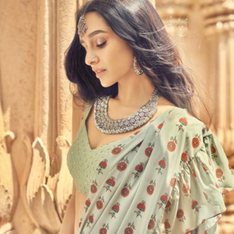 বিষয়টা হচ্ছে, সেই সাবজেক্টের ক্লাস হত প্রতিটা দিন সকালে। আর সকালে ঘুম থেকে উঠে ক্লাস করতে ভাল লাগত না শ্রদ্ধার। 