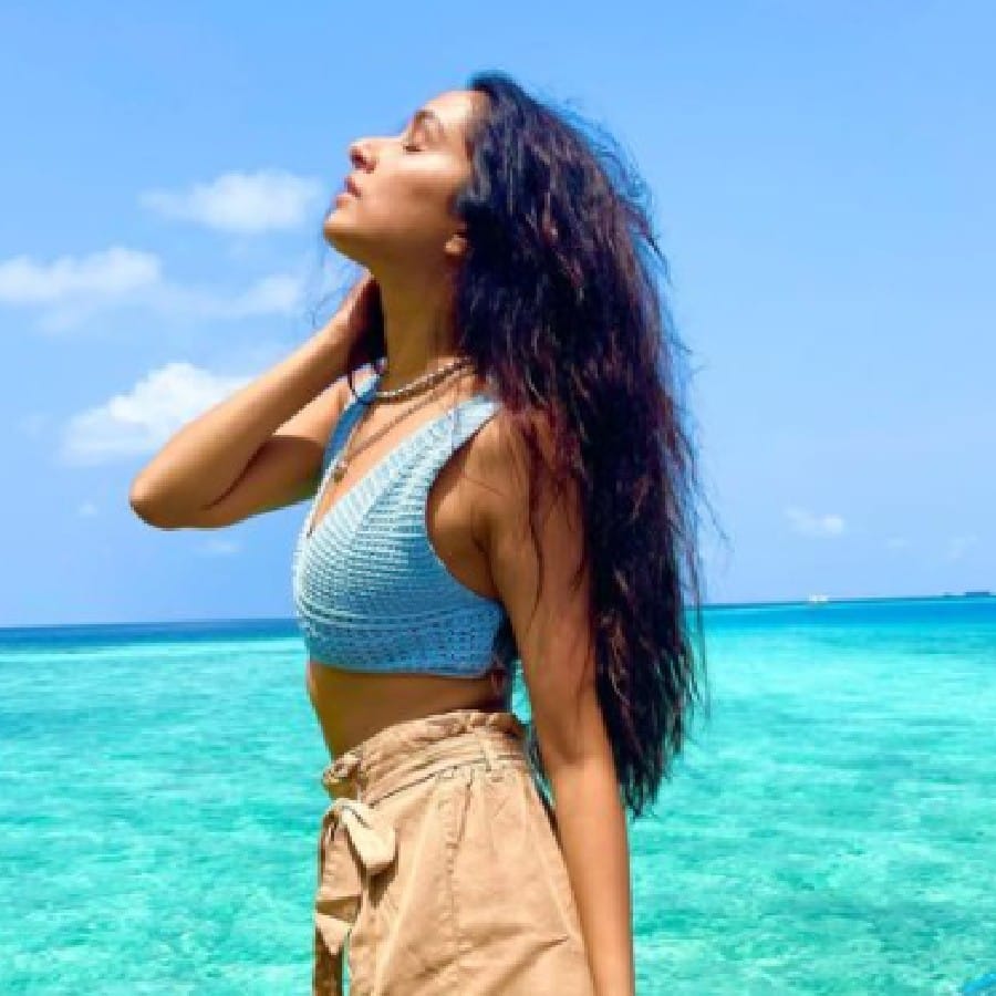 এতে পরিস্থিতি খারাপই হয়, পরিবারের কাছে সম্মান নষ্ট হয়, তা বাবা-মার কথা মত কলেজে সঠিকভাবে পড়াশুনাটা একান্ত প্রয়োজন, যা রেজাল্ট হাতে পাওয়ার পর উপলব্ধি করেছিলেন শ্রদ্ধা কাপুর। 