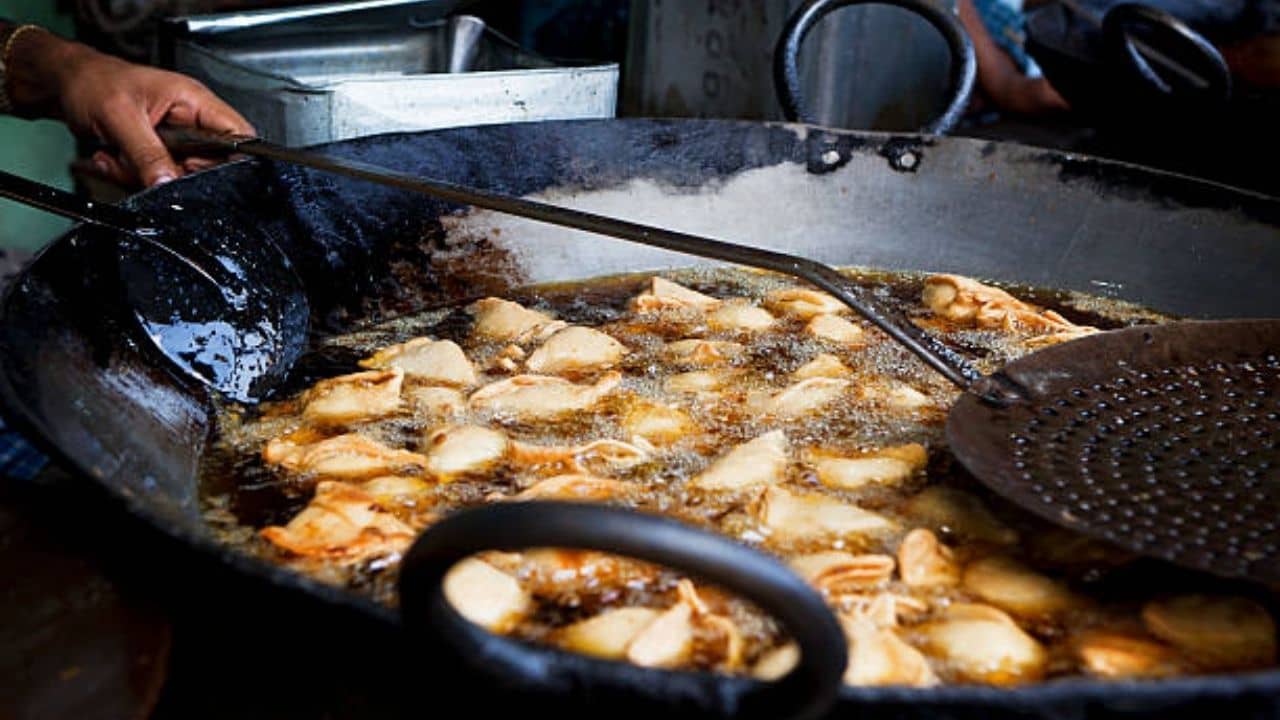 High Cholesterol: কোলেস্টেরলকে বশে আনতে চান? এই ৪ প্রকার খাবার এড়িয়ে চলুন