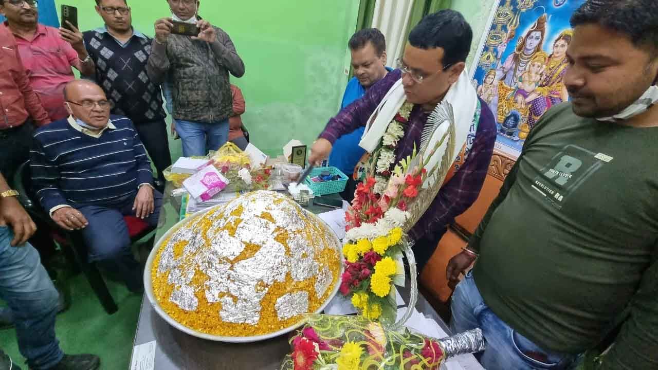 অনুগামীরা স্থানীয় মিষ্টির দোকানে ৬৫ কিলো ওজনের লাড্ডুর অর্ডার দেন। সন্ধ্যায় নেতার বাসভবনেই হাজির লাড্ডু। ঘিয়ে ভাজা ৬৫ কিলো ওজনের মোতিচুরের লাড্ডু নিয়ে তাঁর বাসভবনে হাজির হন অনুগামীরা। এরপর সেই লাড্ডু কেটে মিষ্টিমুখ করে জমজমাট বিজয়োল্লাস হয়। 
