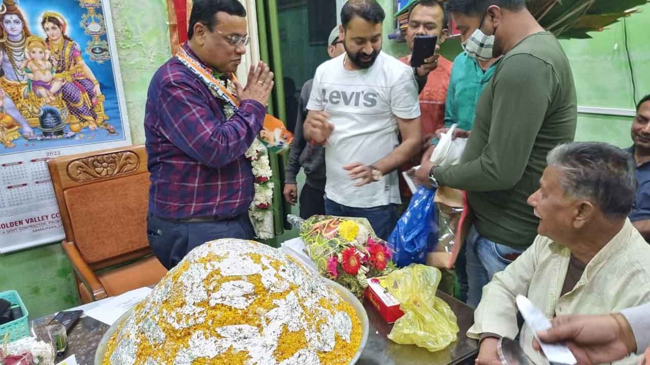 অনুগামীদের আনুগত্যে আপ্লুত নেতা সন্দীপ মাহাতো। তিনি বলেন, "আমি কিছুই জানতাম না। ওরা আমাকে চমকে দিয়েছে। অভিনব আয়োজনে আমি খুবই আনন্দিত। দায়িত্ব আরও বেড়ে গেল।" 