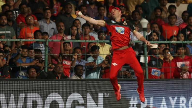 এবি ডি ভিলিয়ার্স (AB de Villiers) - এ বারের আইপিএলে দেখা যাবে না প্রোটিয়া তারকা ক্রিকেটার এবি ডি ভিলিয়ার্সকে। এবিডি আইপিএলে আরসিবি ও দিল্লি ক্যাপিটালসের হয়ে ১৩২ টি ম্যাচে খেলেছেন। তাতে নিয়েছেন ৯২টি ক্যাচ এবং ১০ বার রান আউট করেছেন। (ছবি-টুইটার)