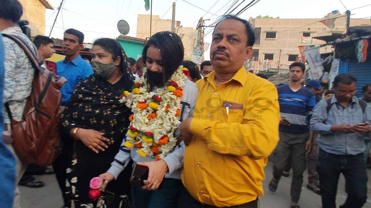 Asansol: ইউক্রেন থেকে ফিরল ছাত্রী, তাসা-ব্যান্ড পার্টি নিয়ে গ্র্যান্ড ওয়েলকাম আসানসোলে